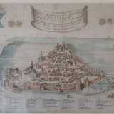 Le mura attualmente visibili in realt� costituiscono solo una piccola parte di quella che era originariamente la cinta. Nel XIX secolo furono infatti demoliti gli altri due terzi della Muraglia, la quale un tempo circondava completamente la citt� vecchia